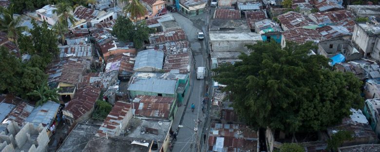 La pobreza no es, se produce